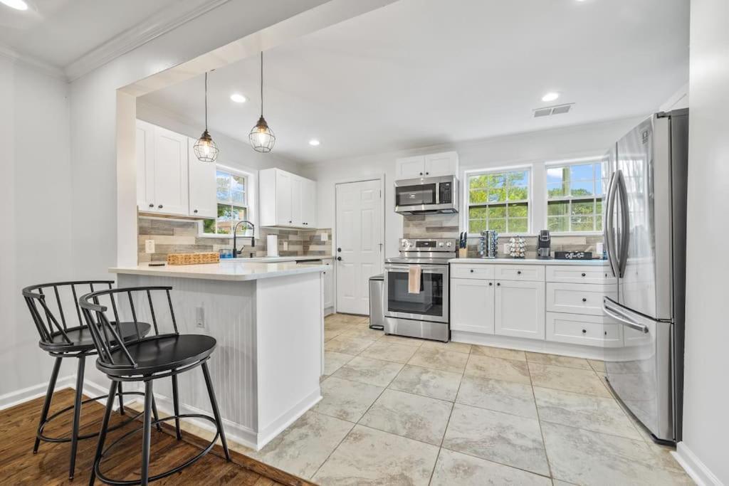 Holiday home New! Modern Boho W/ 5bd/2br Sleeps 10 *